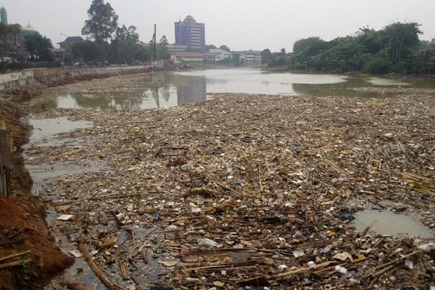 Sungai Cisadane Dipenuhi...