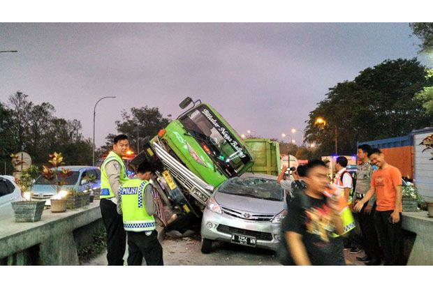 Rem Blong Truk Tabrak...