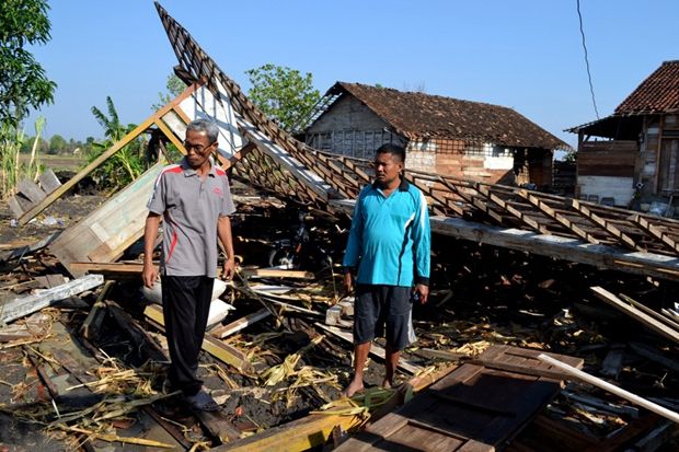 Ratusan Rumah Rusak...