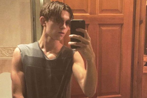 Tom Holland Pamer Potongan...