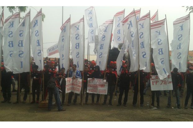 Buruh di Banten Tolak...