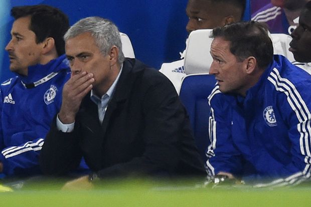 Mourinho Dipukul Sanksi...