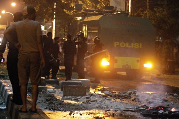 Polisi Bubarkan Paksa...