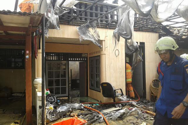 Rumah Mewah di Belakang...