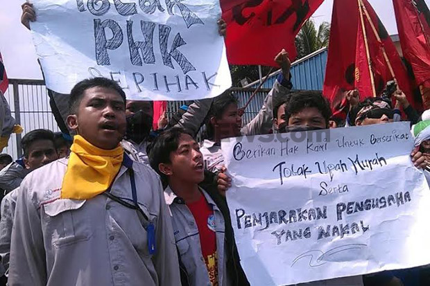 Kena PHK, Ratusan Buruh...