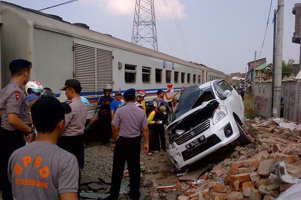 Mobil dan Motor Dihantam...