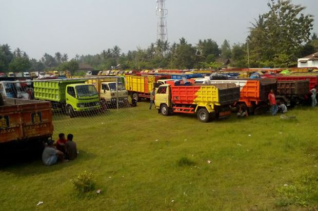 Ratusan Sopir Truk Pengangkut...