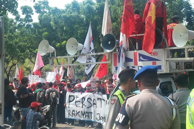 Kantor Ahok Disatroni...