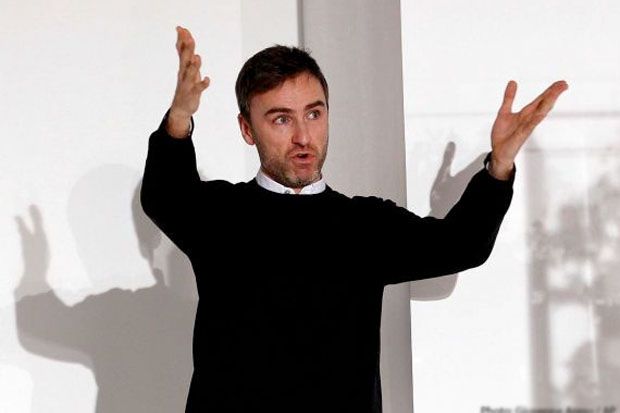 Desainer Raf Simons...