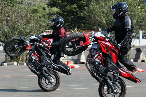 Honda CB150R StreetFire...