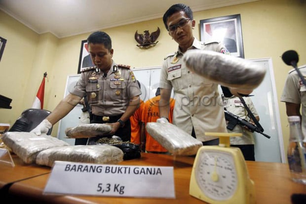 Edarkan Ganja di Masjid,...