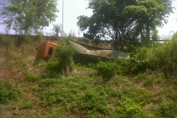 Tabrak Pembatas Tol,...