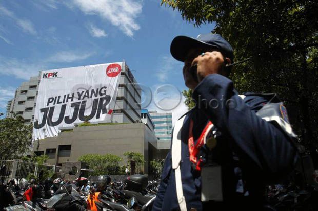 Penyidik KPK Sita Dokumen...