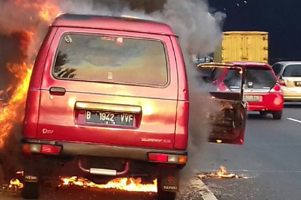 Minibus Terbakar di...