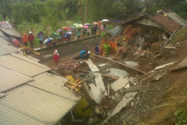Tanah Longsor Timpa...