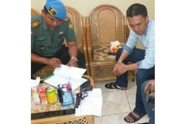 Polisi dan TNI Serahkan...