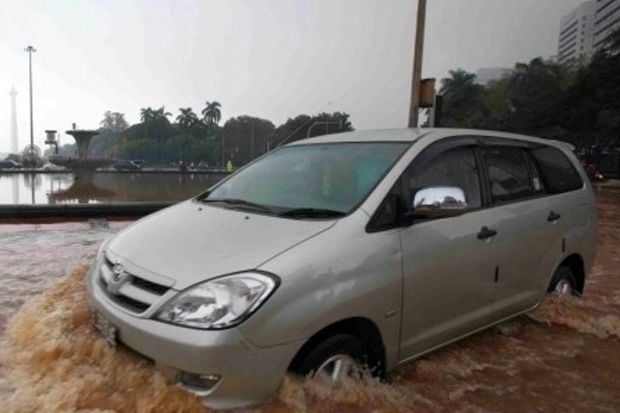 Mobil Terabas Banjir,...