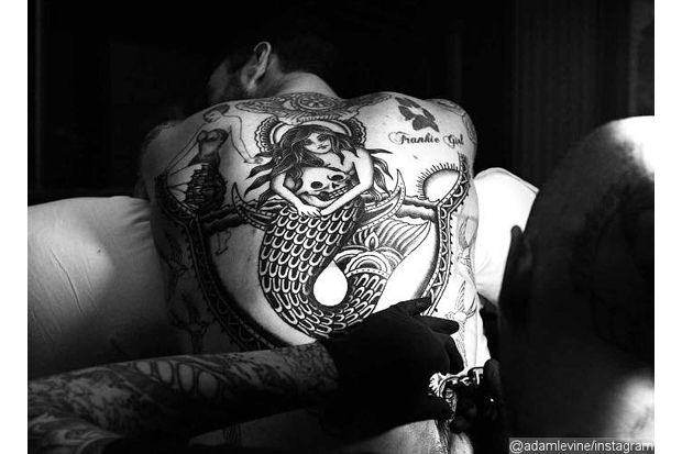 Adam Levine Pamer Tato...
