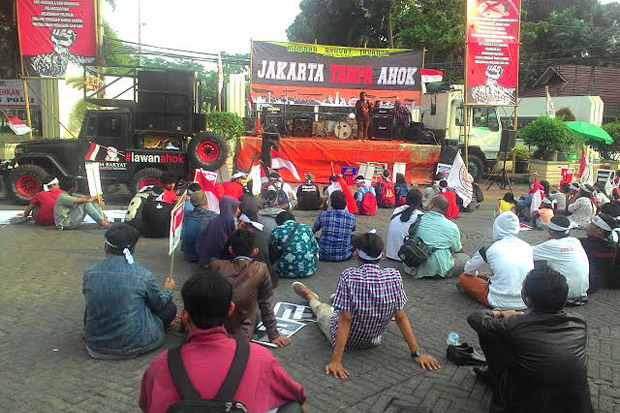 Spanduk Tolak Ahok Bertebaran...