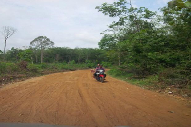 Warga Keluhkan Jalan...