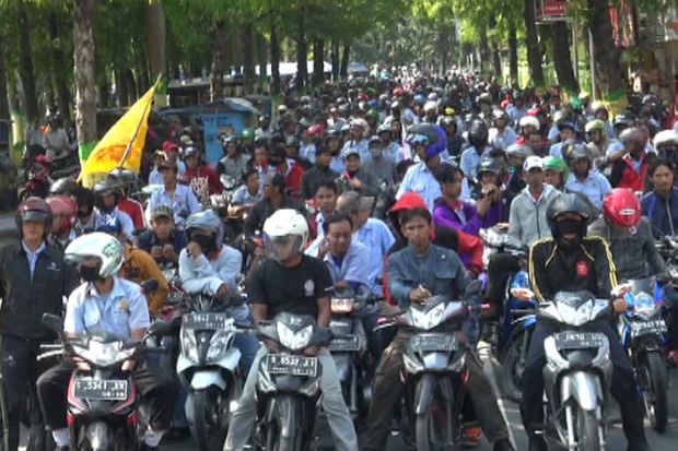 Tuntut Kenaikan UMK,...