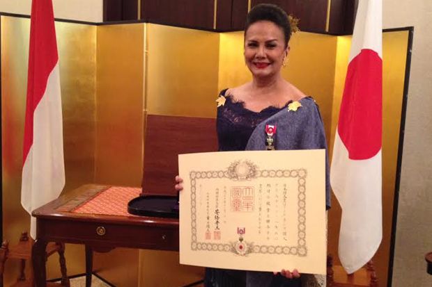 Christine Hakim Raih...