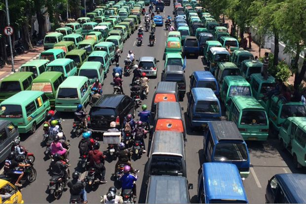 Sopir Angkot di Surabaya...