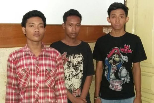 Jual Ganja ke Turis...