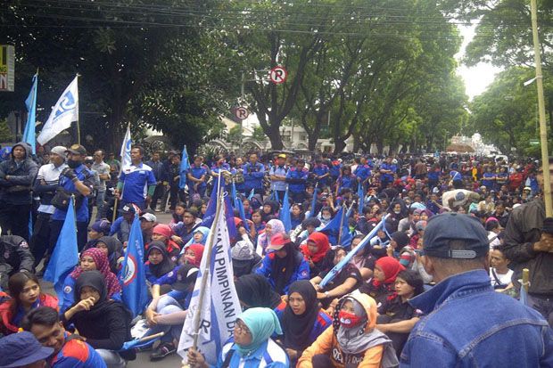 Tuntut UMK, Ribuan Buruh...
