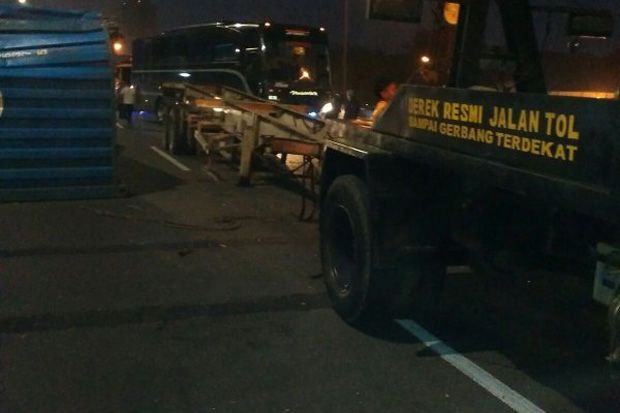 Truk Terguling di JORR