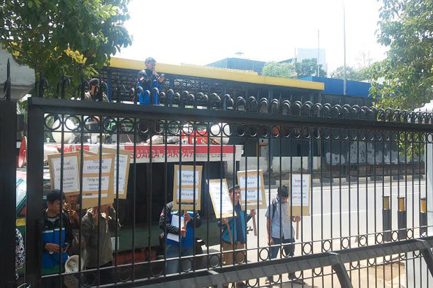 Belasan Orang Demo Dukung...