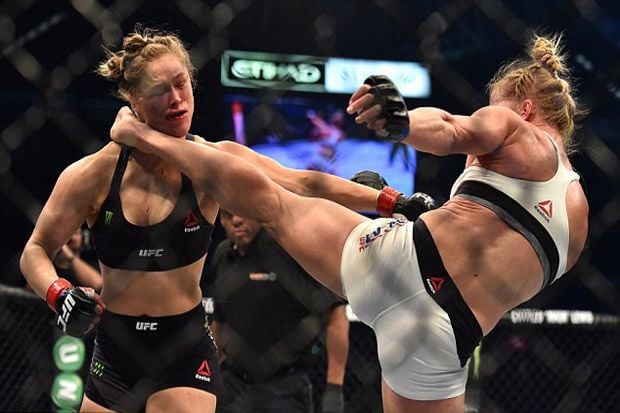 Tendangan Holly Holm...