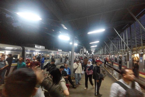 Jalur KRL Longsor, Penumpang...