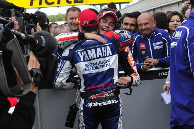 Aneh, Lorenzo Rela Gelar...