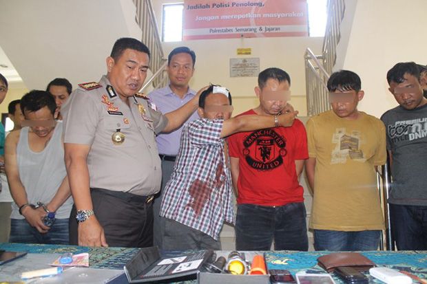 Polisi Bekuk Komplotan...
