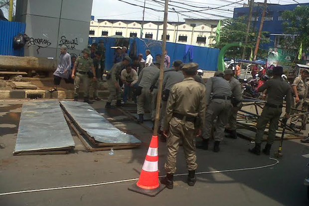 Baliho Raksasa di Depan...