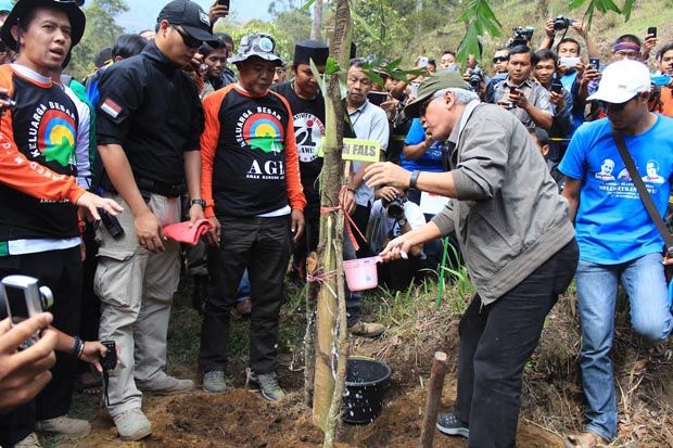 Iwan Fals Dukung Bupati...