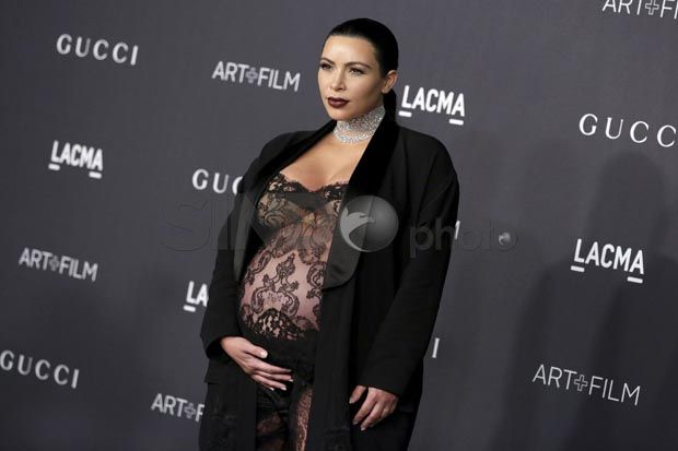 Kim Kardashian Lakukan...