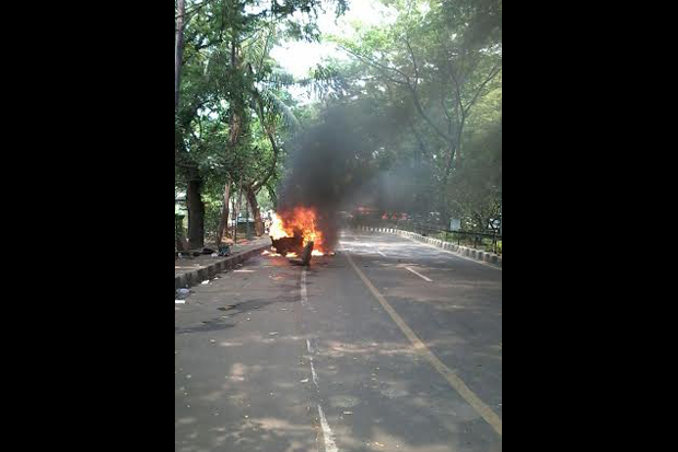 Hendak Diservis, Angkot...