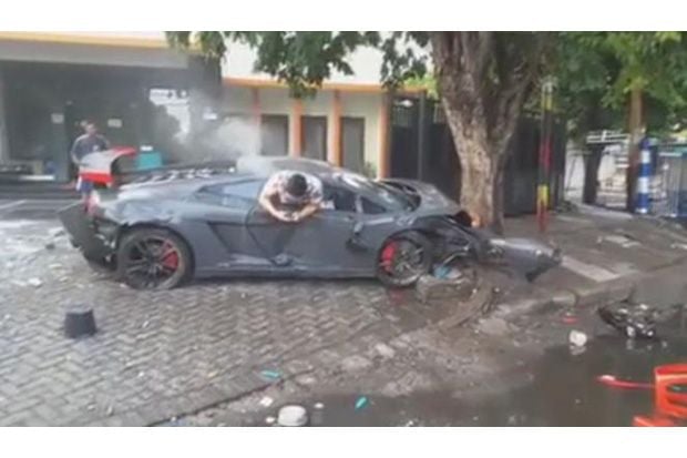 Pengemudi Lamborghini...