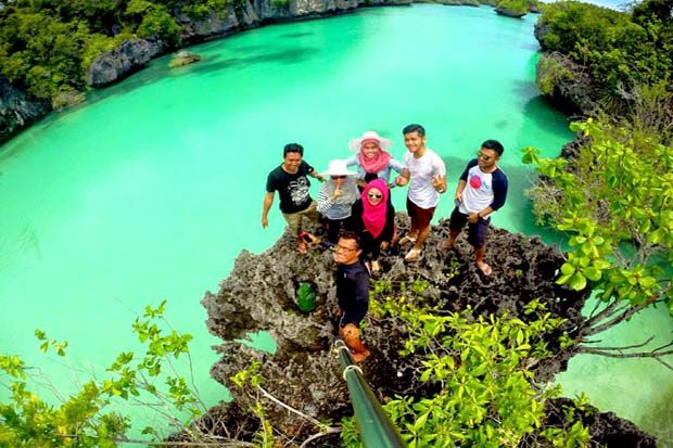 66 Pantai di Maluku...