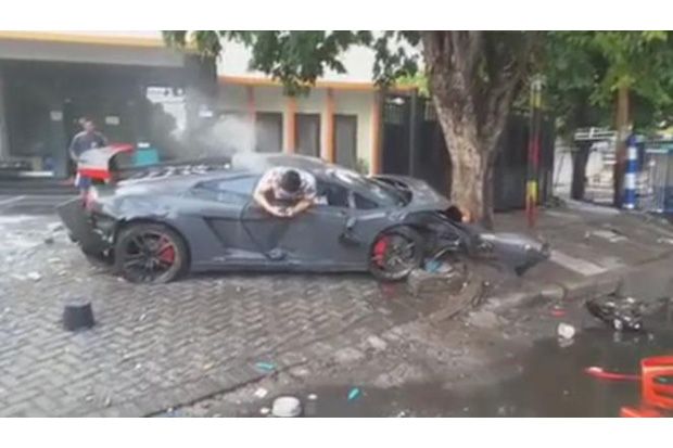 Wiyang Pengemudi Lamborghini...