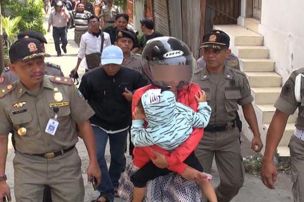 Parah, Ibu Muda Bawa...