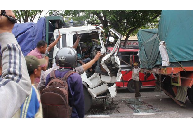 Sopir Truk Ini Terjepit...