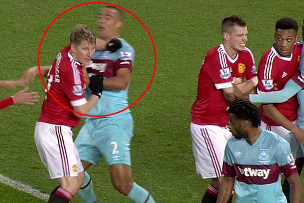 Sikut Pemain West Ham,...