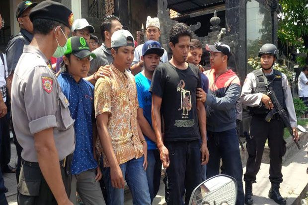 Enam Warga Banyuwangi...