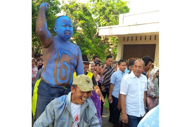 Ratusan Warga Karawang...