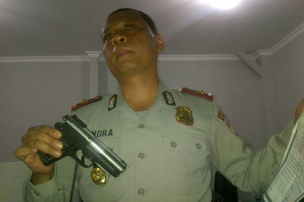 Pamer Pistol Dekat TPS,...