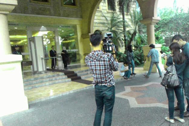 Berkarat, Lift Jatuh...