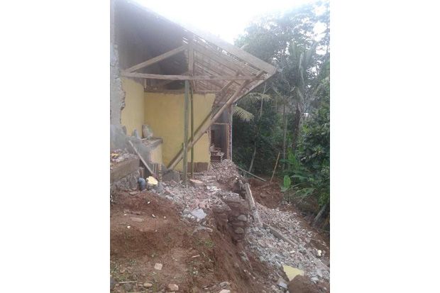Dua Rumah Nyaris Ambruk...